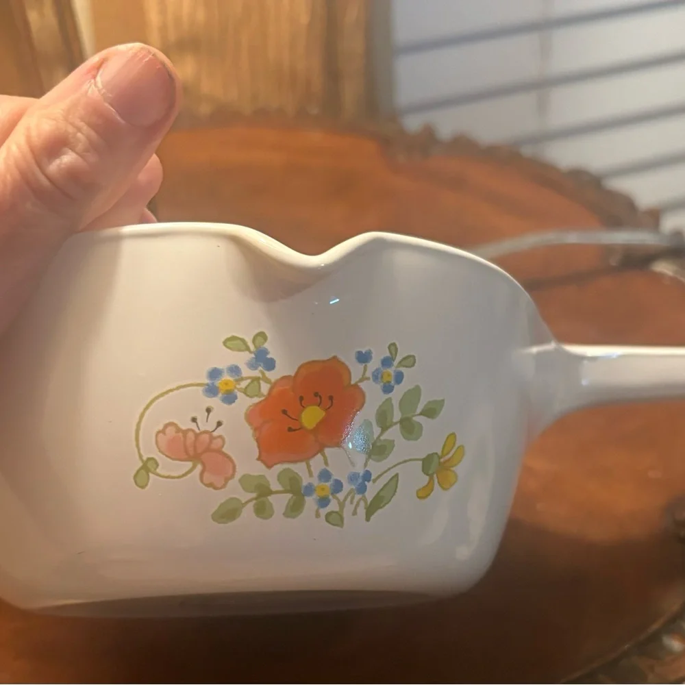 Vintage Corningware Dish holds 2.5 cups